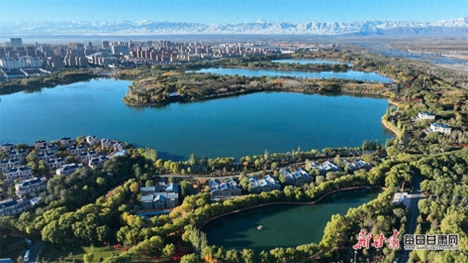 近日,雨后初晴的张掖市甘州区芦水湾生态景区,湖水