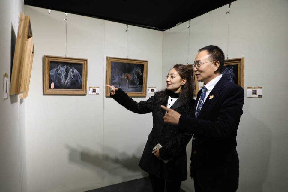 阿孜古丽毛皮画马艺术大展在北京亨申艺术中心隆重开幕