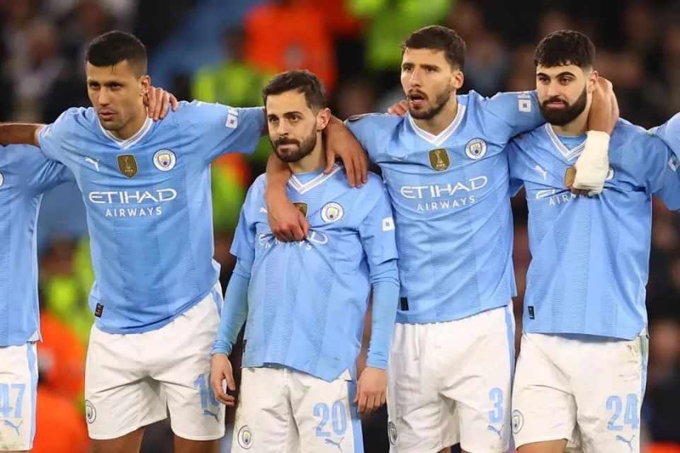 看着对手皇马阵中优秀的00后中场贝林厄