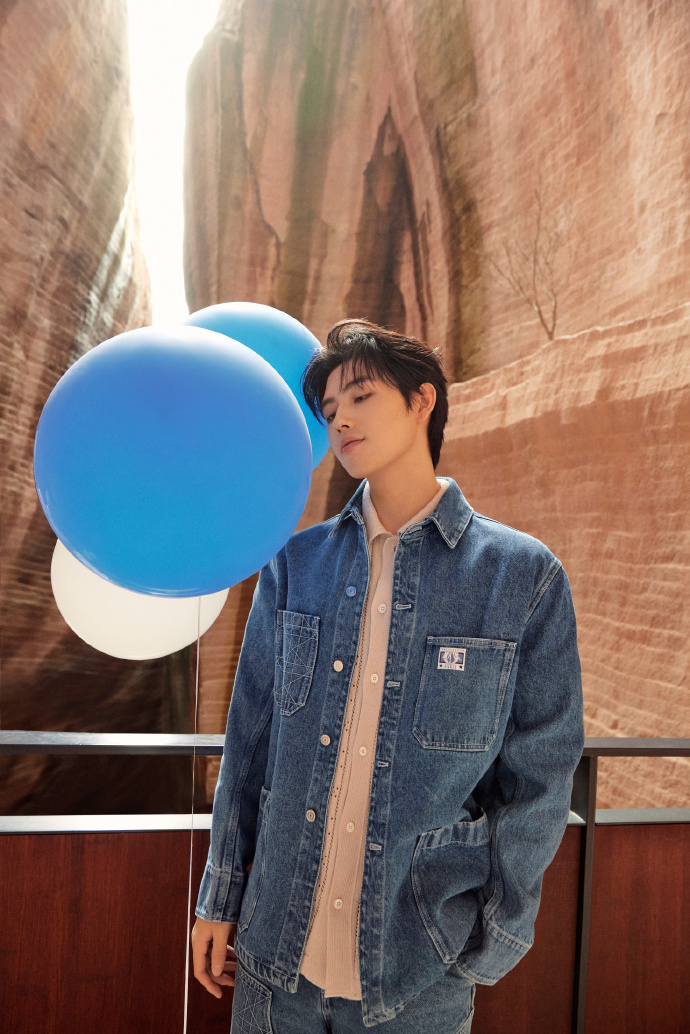 陈飞宇晒照庆24生日怀抱气球阳光帅气精修图宛如卡通人物
