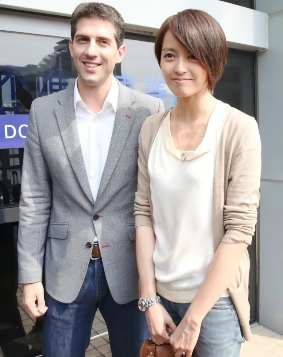 梁咏琪在澳门开唱,外籍老公上台为其庆生,9岁混血女儿像印度人