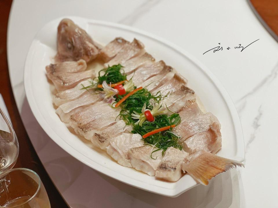 "油盐水蒸海钓马头鱼",鱼作为广州宴席的重头戏,春夏之交的马头鱼尤其