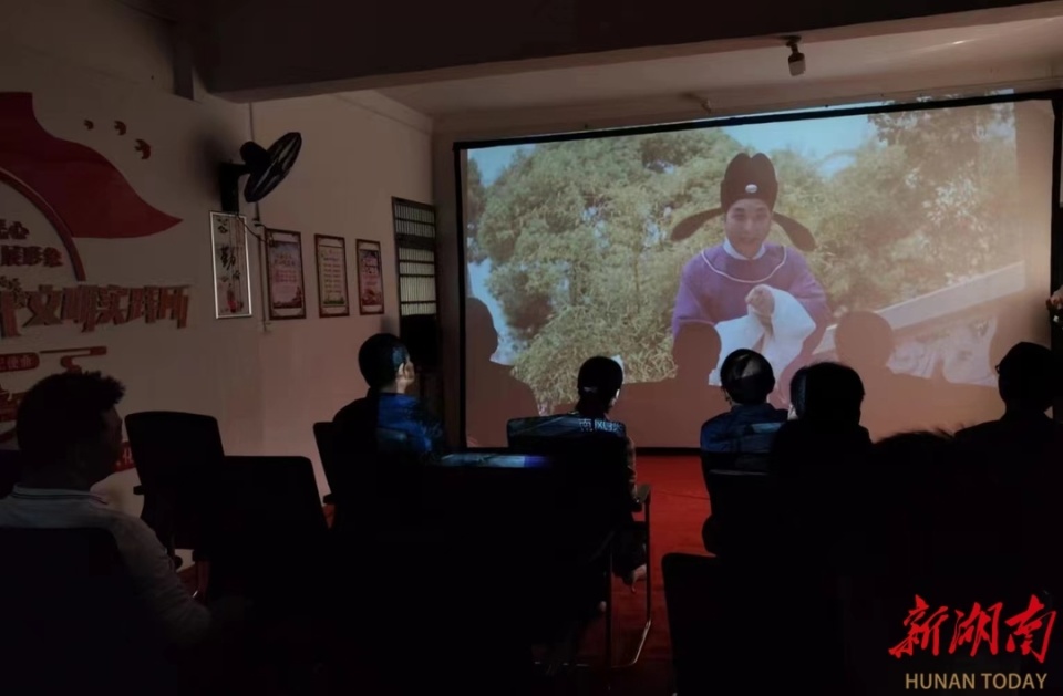 岳阳市首个农村公益电影固定放映示范点在临湘市启用