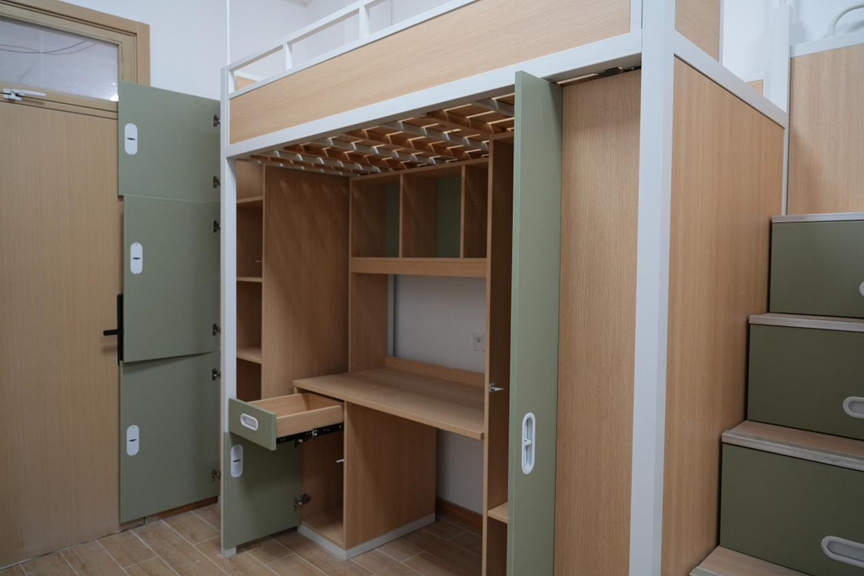 滨江校区所有宿舍均有密码锁,空调,所有宿舍楼均有电梯.