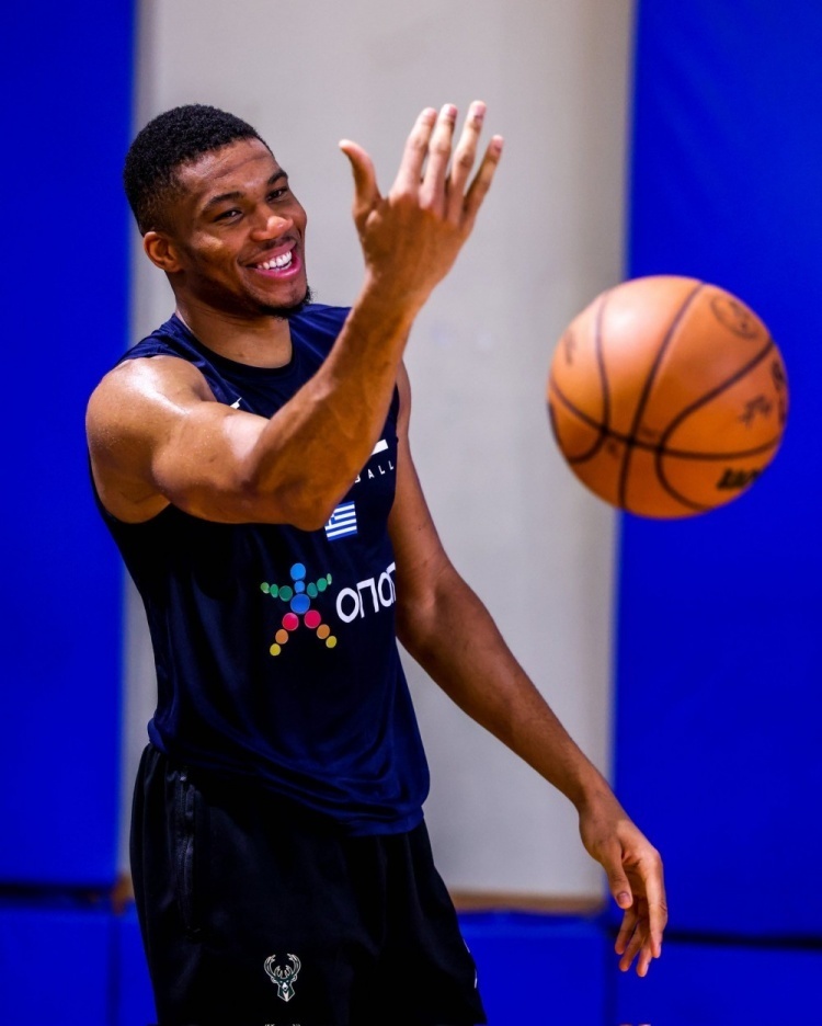 吧6月16日讯 字母哥更新社媒,晒出自己身穿希腊国家队训练服的照片