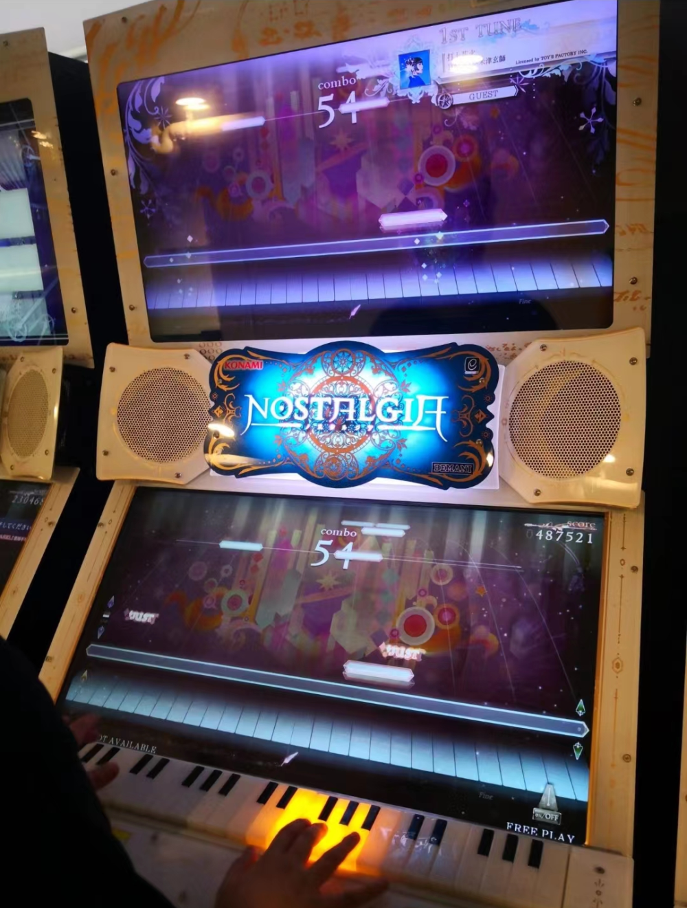 一楼摆满了《maimai》(国服译名"舞萌"),《groove coaster》(译作"