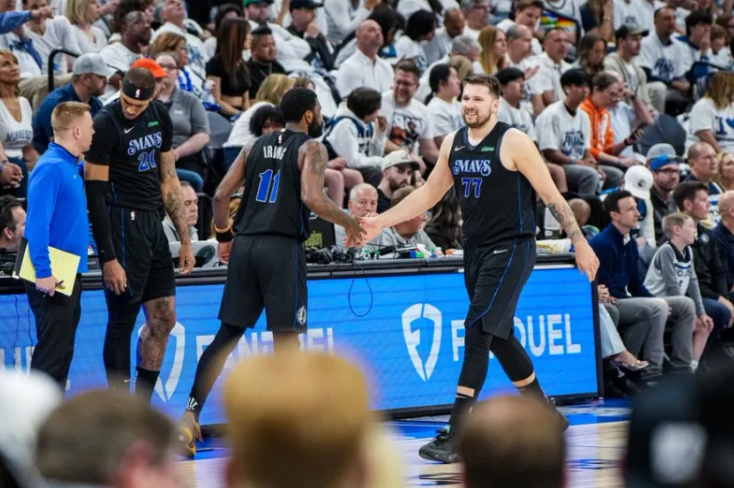 东契奇3双 3分绝杀18分逆转,总比分2:0领先,7要点决定比赛结果