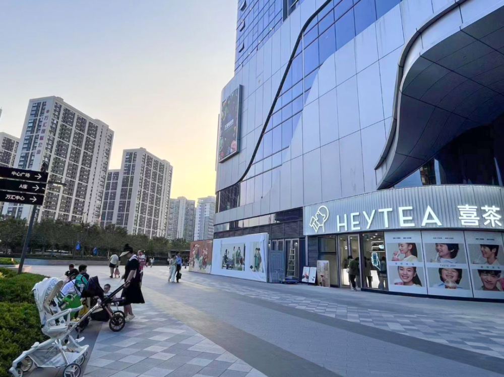 南京万汇城北区购物中心位于江北新区中央商务区浦口大道以北,镇南河