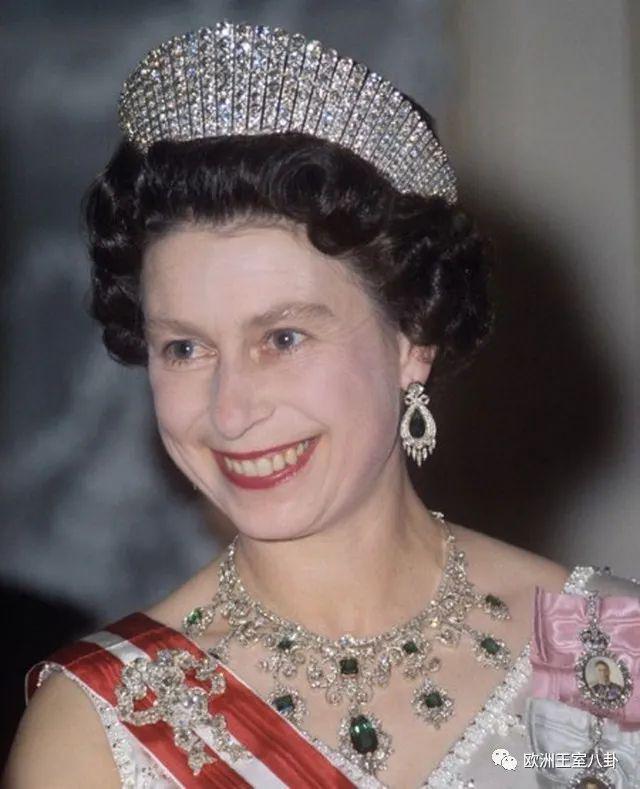 那些年英女王伊丽莎白二世戴过的华丽项链:彩宝篇
