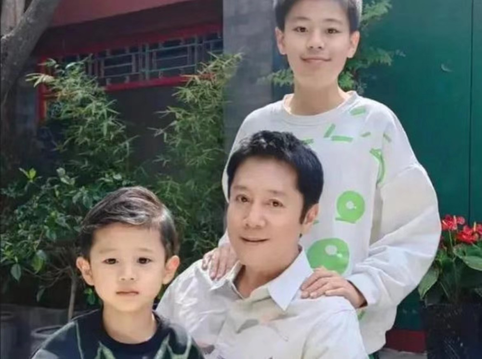 56岁蔡国庆给6岁小儿子庆生,两个儿子高颜值,孩子生母却成谜_腾讯新闻