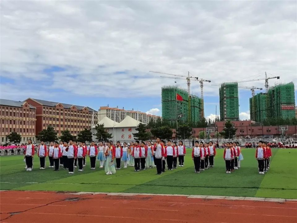 5月31日,乌兰浩特市合展小学举办"书香飘溢·诚心筑梦·文明启航"庆祝