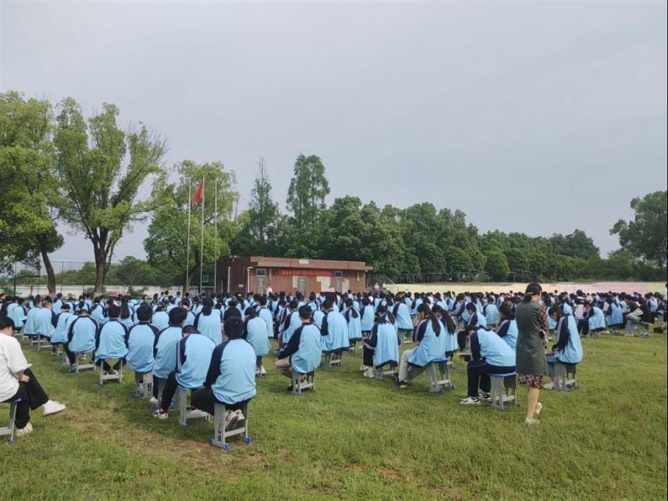 近日,武汉市江夏区山坡司法所负责人明晶受邀到山坡建新中学授课