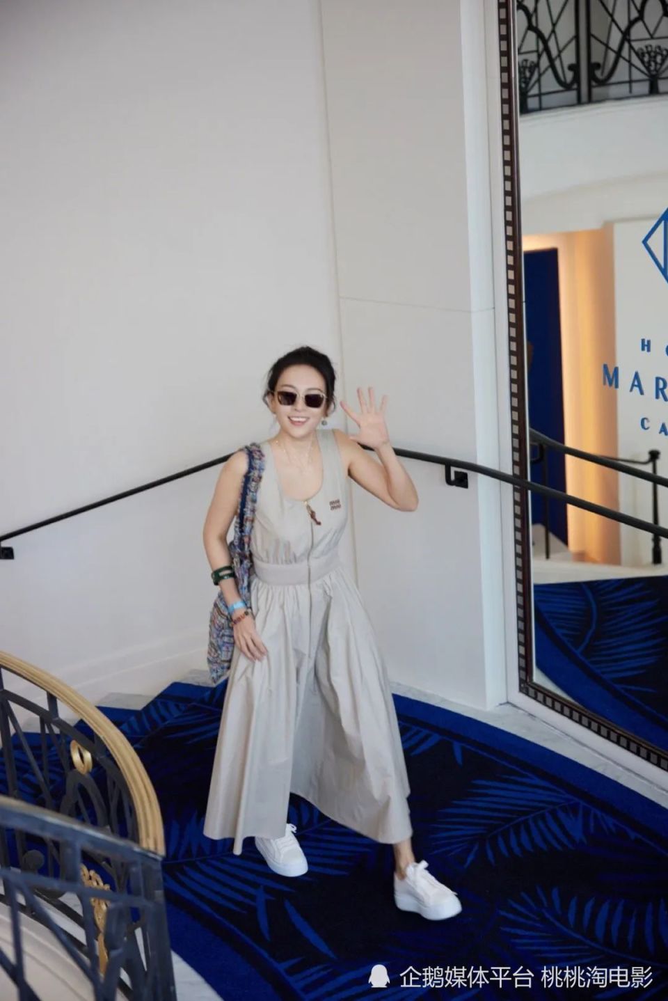 章子怡戛纳海边拍摄时尚大片,华服美钻光彩照人