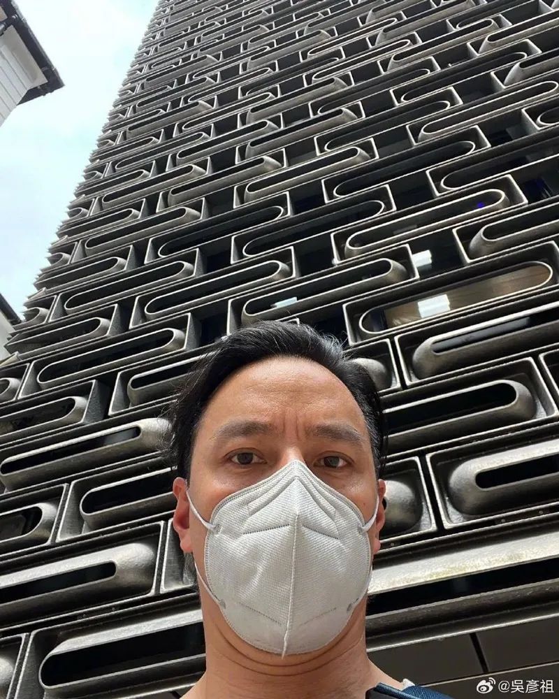 52岁张智霖近照曝光,满头白发老态尽现,"不老男神"也扛不住了-腾讯