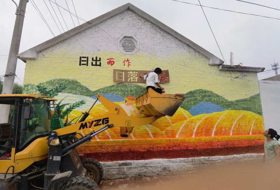 大学生爆改乡村  创意墙绘让村庄变身打卡地