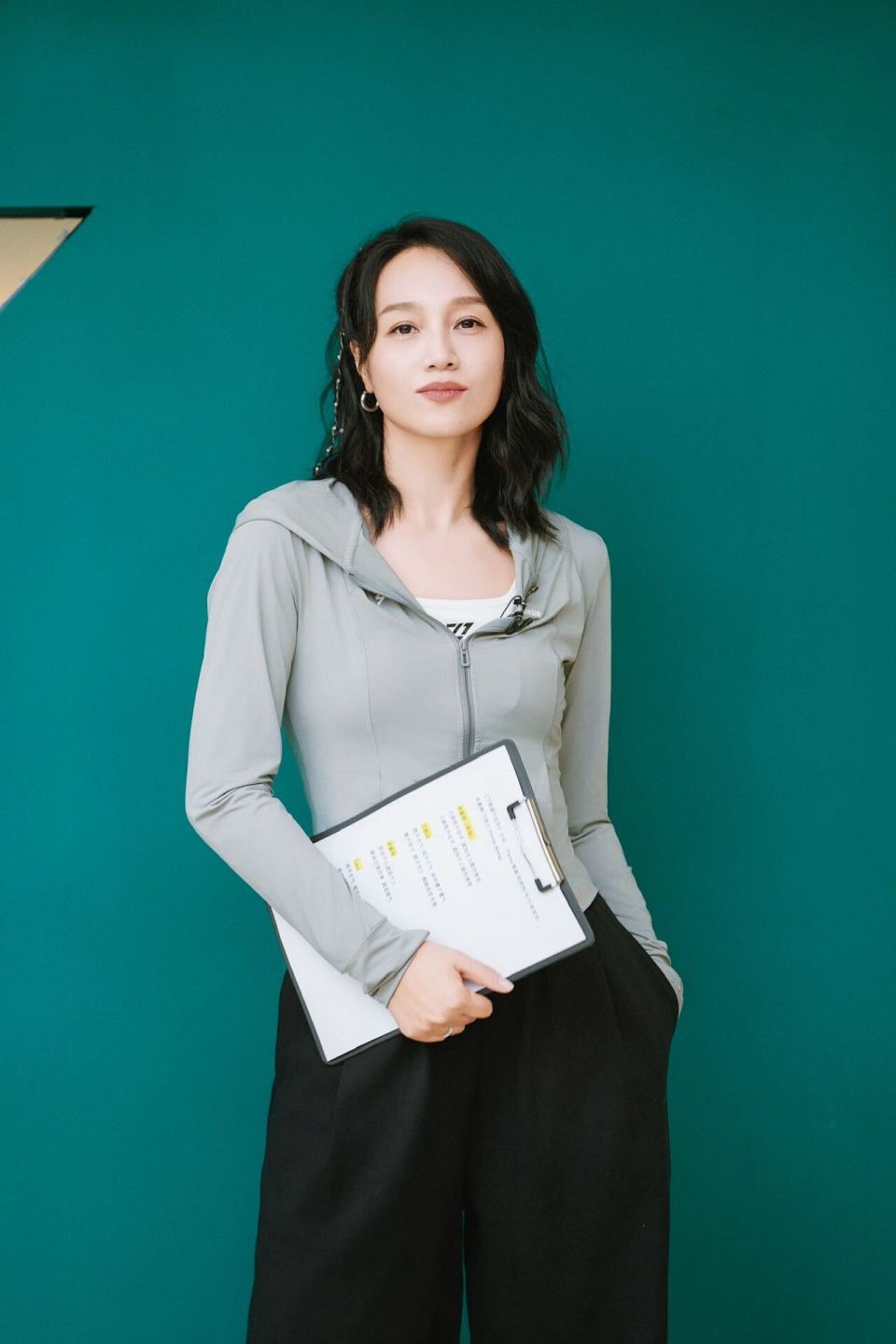 《乘风2024》的舞台上,朱丹挑战唱跳的同时也经常会观察节目主持人