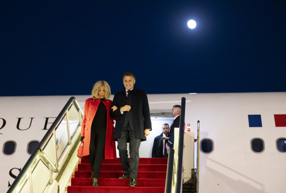 马克龙偕同夫人访华 王毅接机 抵京后发文：很高兴