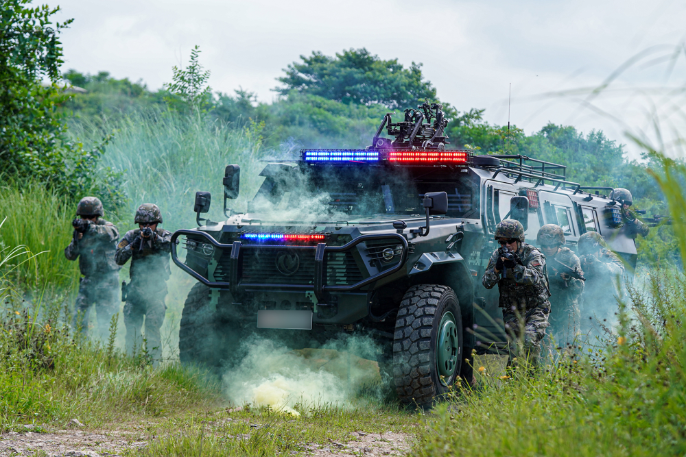 武警部队炎热夏日砺精兵