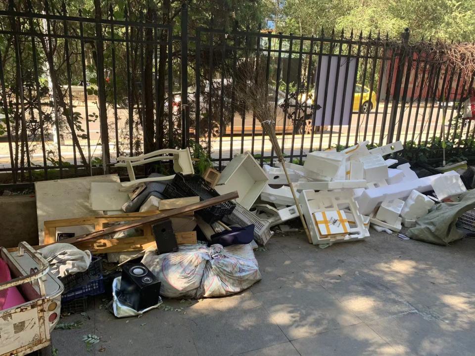 小区垃圾堆成小山异味难闻，为何不及时运走？回应来了_腾讯新闻