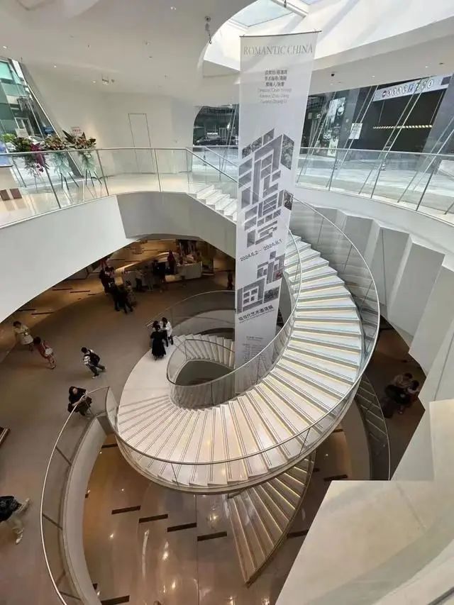 540度大型螺旋楼梯与超薄扶手,将动态感表达的"淋漓尽致",顺着螺旋