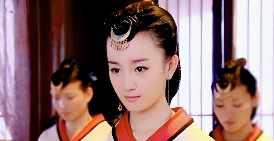 迫于压力整容,清冷美人面目全非,35岁回头演女配,脸上毫无表情