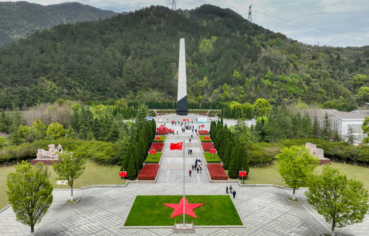 各界群众在宁波樟村四明山革命烈士陵园举行缅怀先烈活动草木葱茏,春