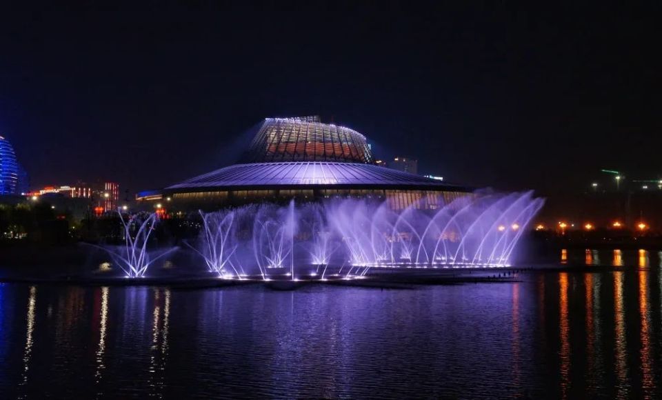 (超400平蹦蹦床),天空步道(湖景玻璃栈道),勇者攀岩(双人缓降器),网红
