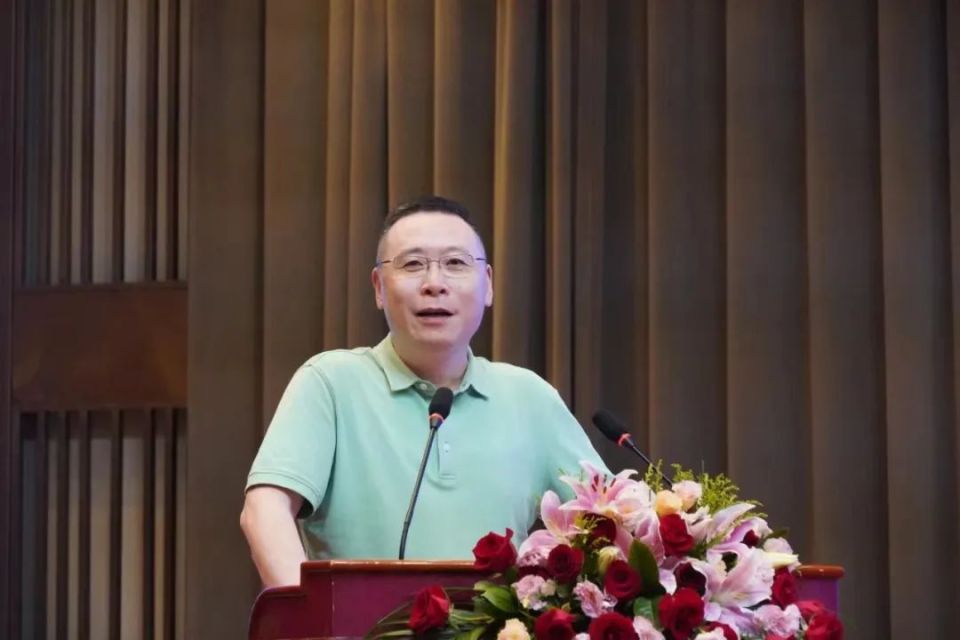 图为厦门浙江商会书记金军上台"鄂州市和鄂城区拥有优质的营商环境