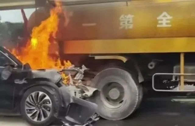 4月26日下午,一辆问界m7在山西运城夏县高速行驶时,与一辆高速洒水车