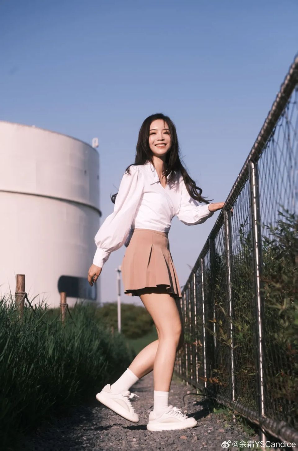 【lpl老婆】余霜在外面吹吹风,白色衬衫清纯可人