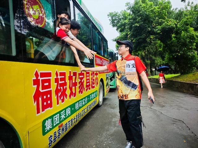 通讯员供图博白县中学参照车票样式为考生设计制作的"高考车票".