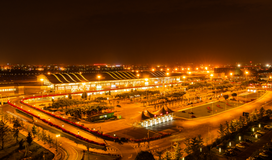 出港准点率前三机场依次是英迪拉·甘地机场,广州白云机场,菲尼克斯