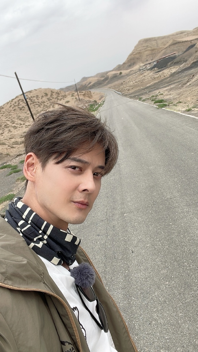 台男星郭品超时隔34年回山东老家寻亲,和家人们登泰山合照,忍不住落泪