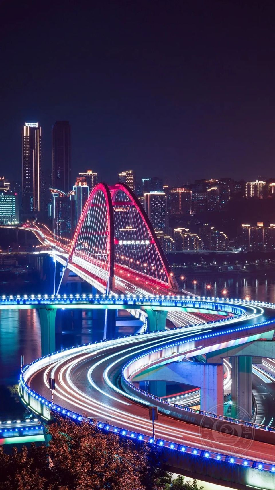 街头▲重庆人民大礼堂▲重庆十八梯夜景▲重庆西站▲坐索道看夕阳费建