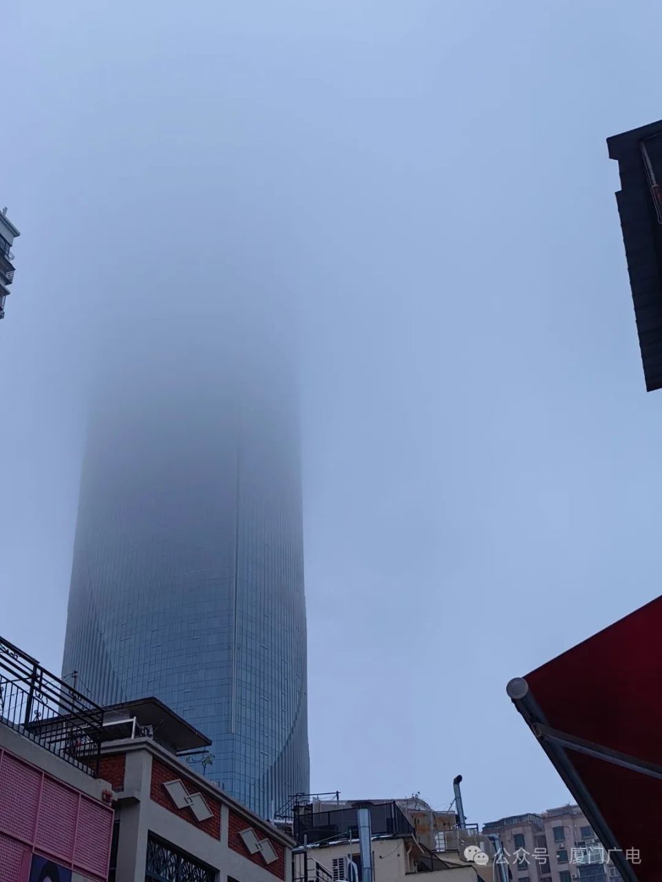 直接完美"半隐身"厦门地标双子塔城市在雾中若隐若现白茫茫,雾蒙蒙的