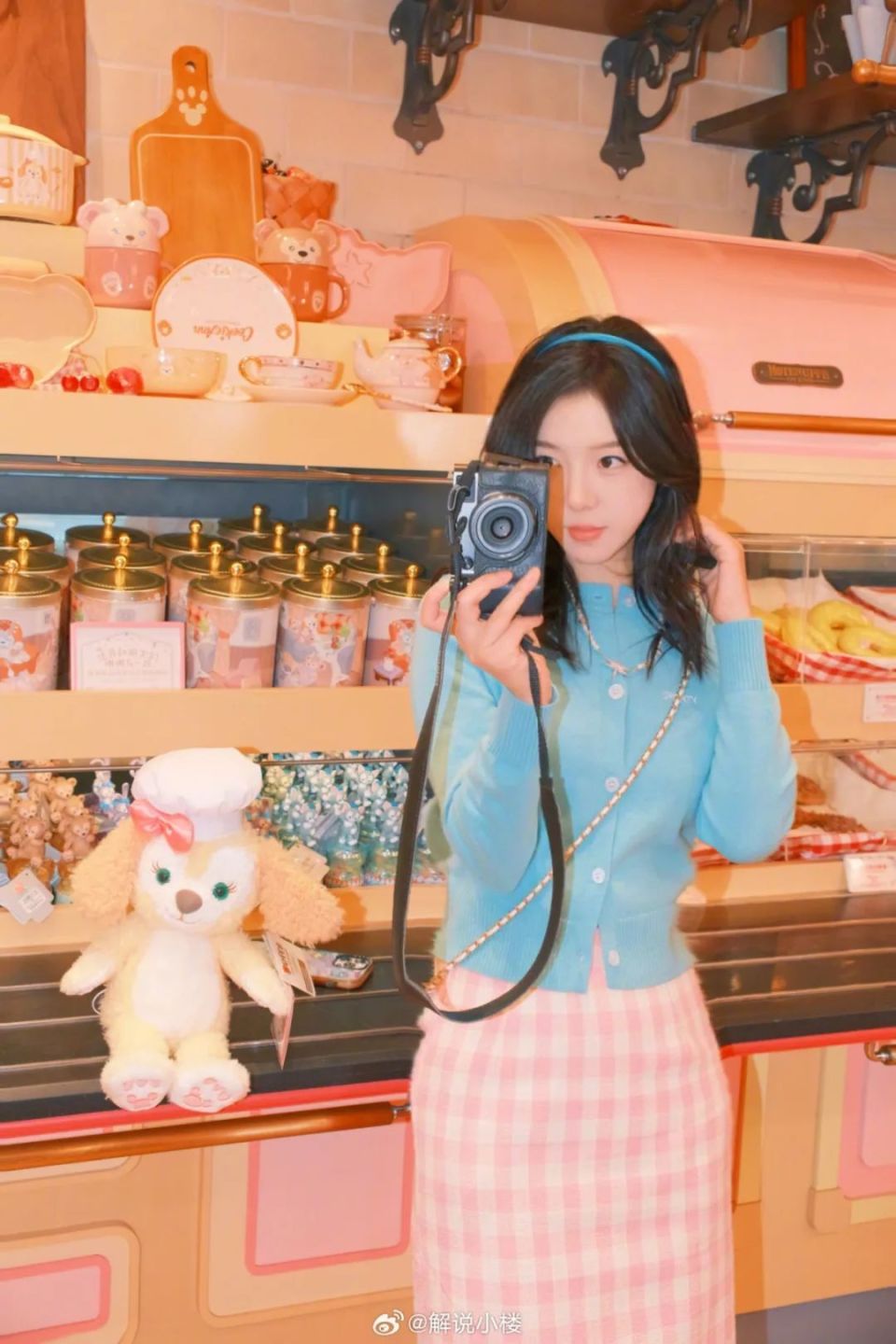 【lpl女友】解说小楼畅玩迪斯尼,这颜值迷倒lpl现役选手