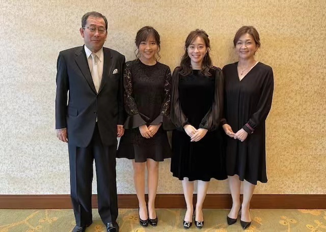 石川佳纯脚踩黑色高跟鞋晒一家四口全家福石川梨良也非常漂亮