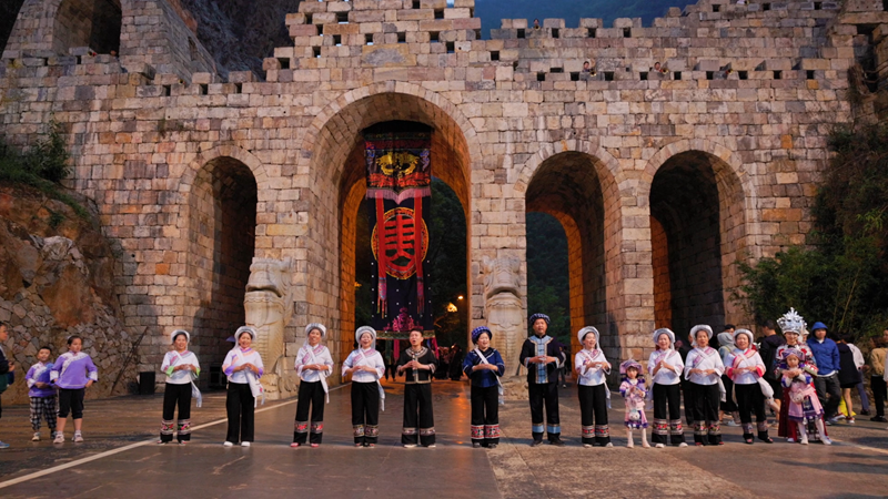 《人民日报》头版关注贵州黔西南峰林布依景区