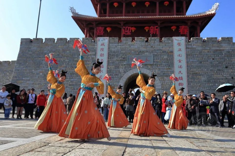 县书法协会的志愿者到各乡镇开展现场挥墨写春联赠送给当地老百姓