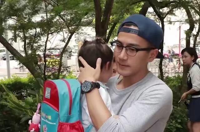 刘恺威带小糯米去游乐园被骂?女儿身材比例超好,走路姿势像杨幂