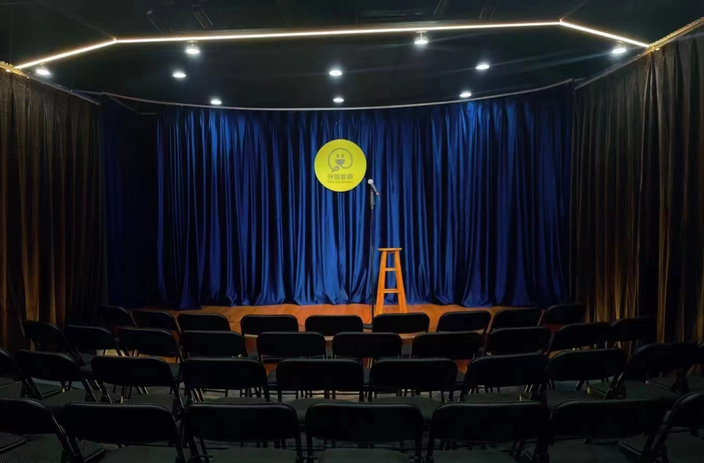 improvisational theater 指"即兴表演",一种没有剧本,没有道具的舞台