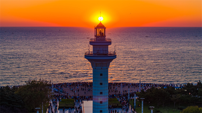 10月1日,旭日照耀下的山东日照灯塔广场.