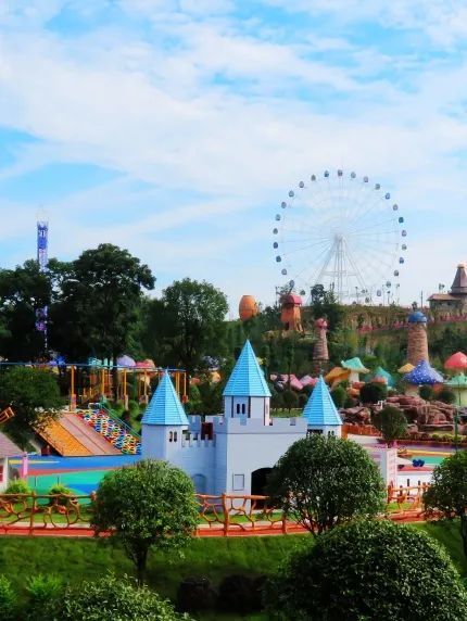 国家aaaa级景区,景区有恐龙世界主题的水上乐园,童话主题的梦幻乐园