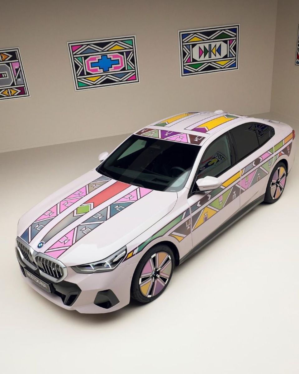 随时随地换件衣服宝马展示可变色的概念i5电动汽车