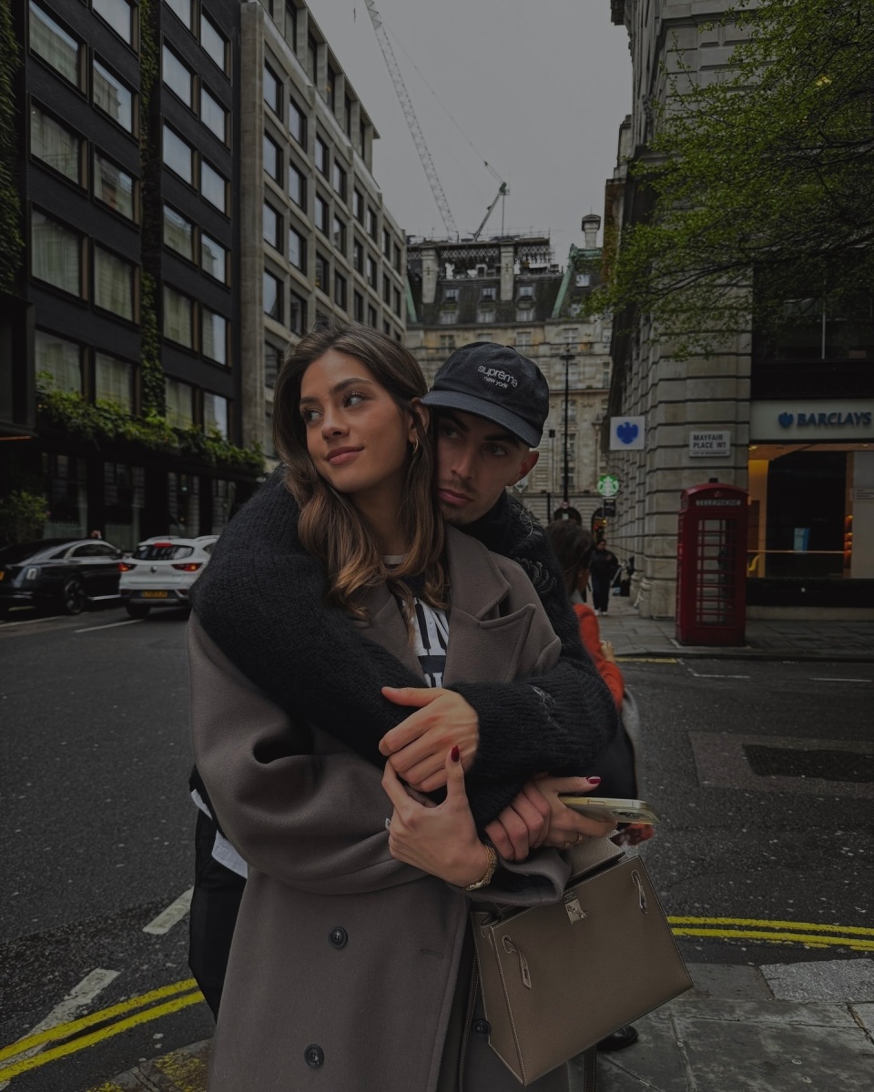 哈弗茨陪女友逛街甜蜜拥抱撒狗粮