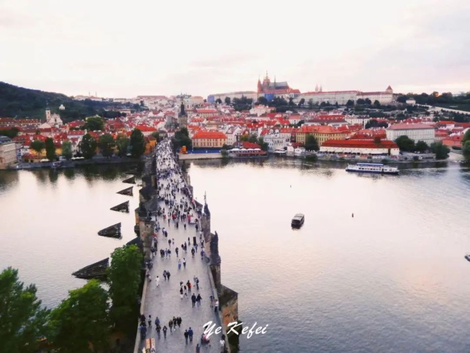 卡夫卡去世百年:困在世界最美的城市里,然后在这个世界不朽