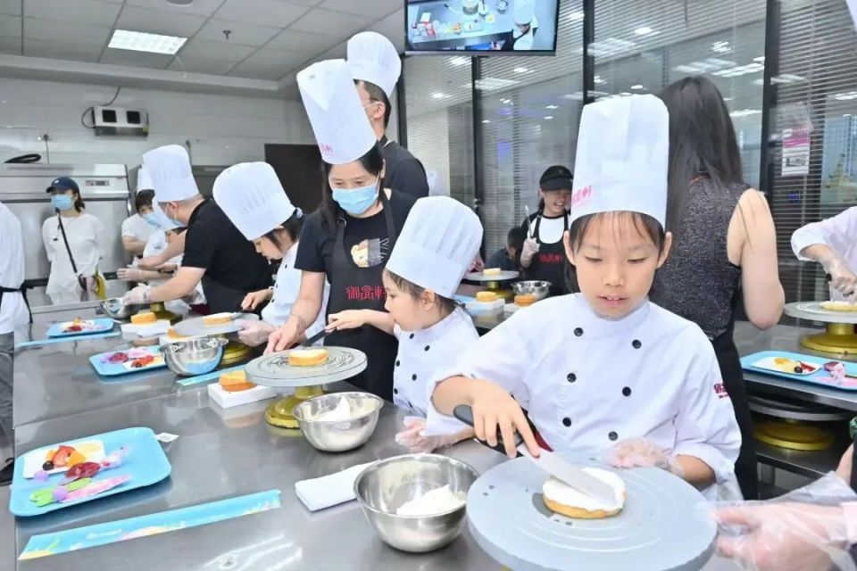 在御品轩蛋糕烘焙基地里,孩子们了解了面包这一食物的历史知识和种类