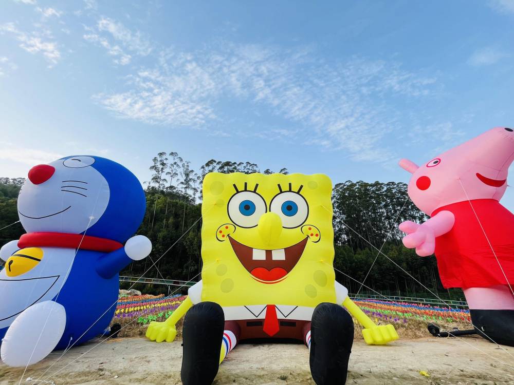 巨型佩奇携手比卡丘根据现场和南安天心洞生态旅游景区的负责人沟通