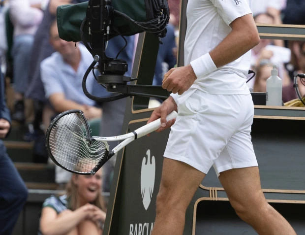 德约科维奇温网怒摔球拍,坏脾气重现,"粉丝"乔治小王子看到后捂脸