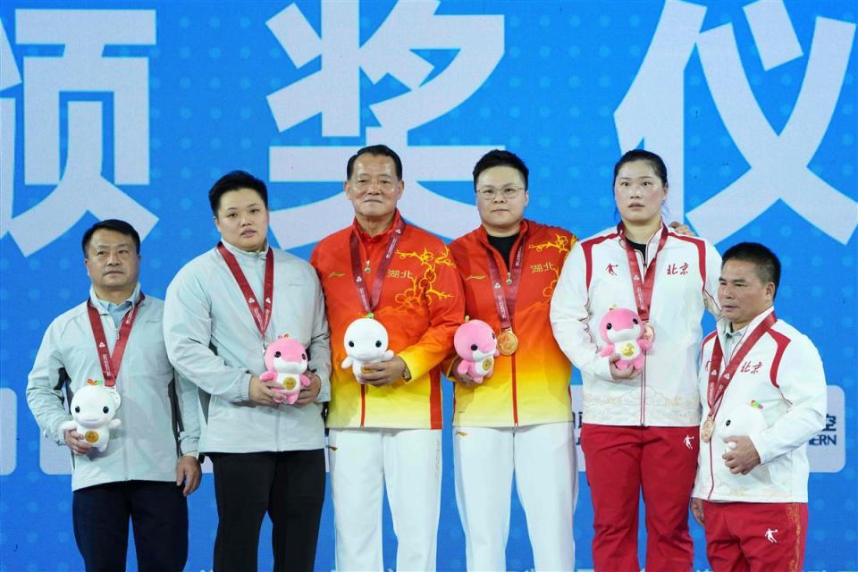湖北第十金！奥运冠军汪周雨勇夺十五运会举重女子87公斤级金牌_腾讯新闻
